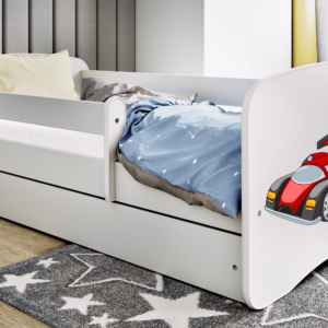 Babydreams juniorseng med racerbil, m. madras, sengehest og skuffe - hvid laminat (140x70)