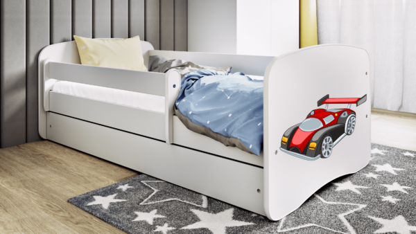 Babydreams juniorseng med racerbil, m. madras, sengehest og skuffe - hvid laminat (140x70)